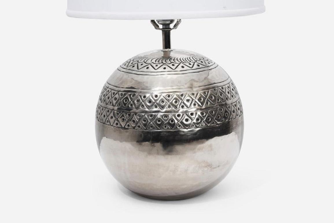 Lampe aus poliertem Nickel von Sarreid Ltd (Moderne der Mitte des Jahrhunderts) im Angebot