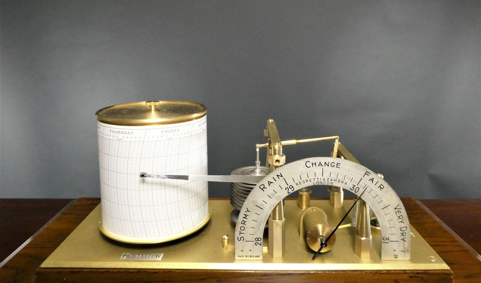 Barographie und Barometer aus polierter Eiche von Negretti & Zambra, London (Edwardian) im Angebot
