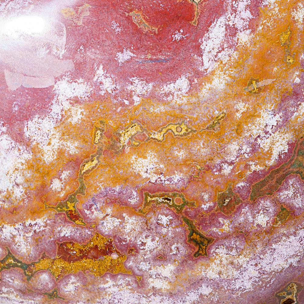 Cet exquis cœur de jaspe océanique poli de Madagascar se compose d'un motif distinct d'