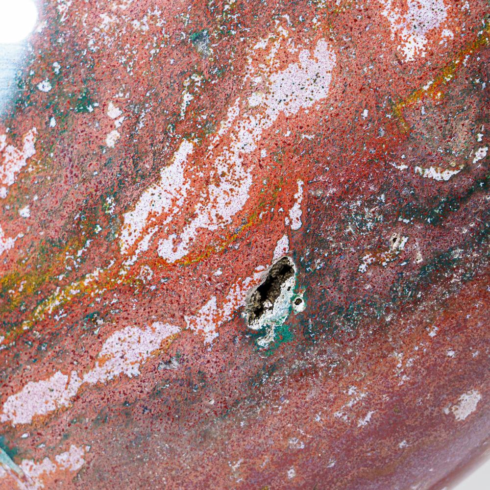 Cet exquis cœur de jaspe océanique poli de Madagascar se compose d'un motif distinct d'