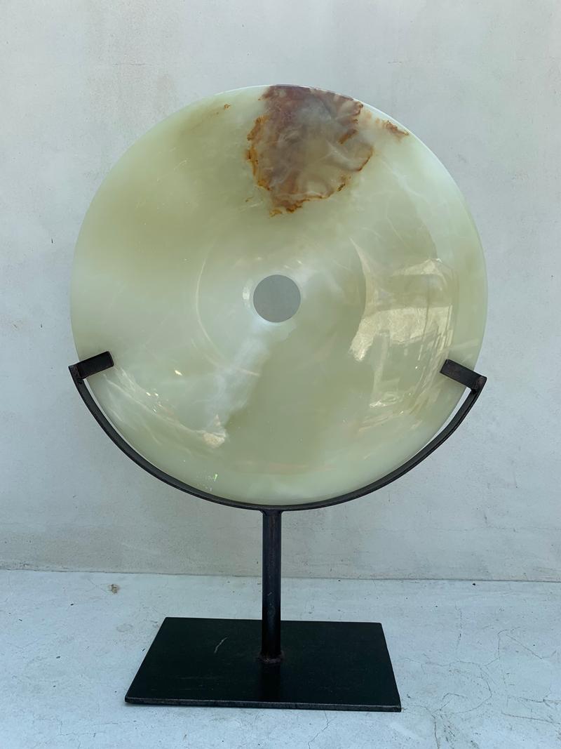 Beautiful onyx sculpture in a metal stand. The piece is in excellent condition, beautifully polished, the metal shows some oxidation.

Measurements:
23 inches high x 16 inches wide x 6 inches deep (base).