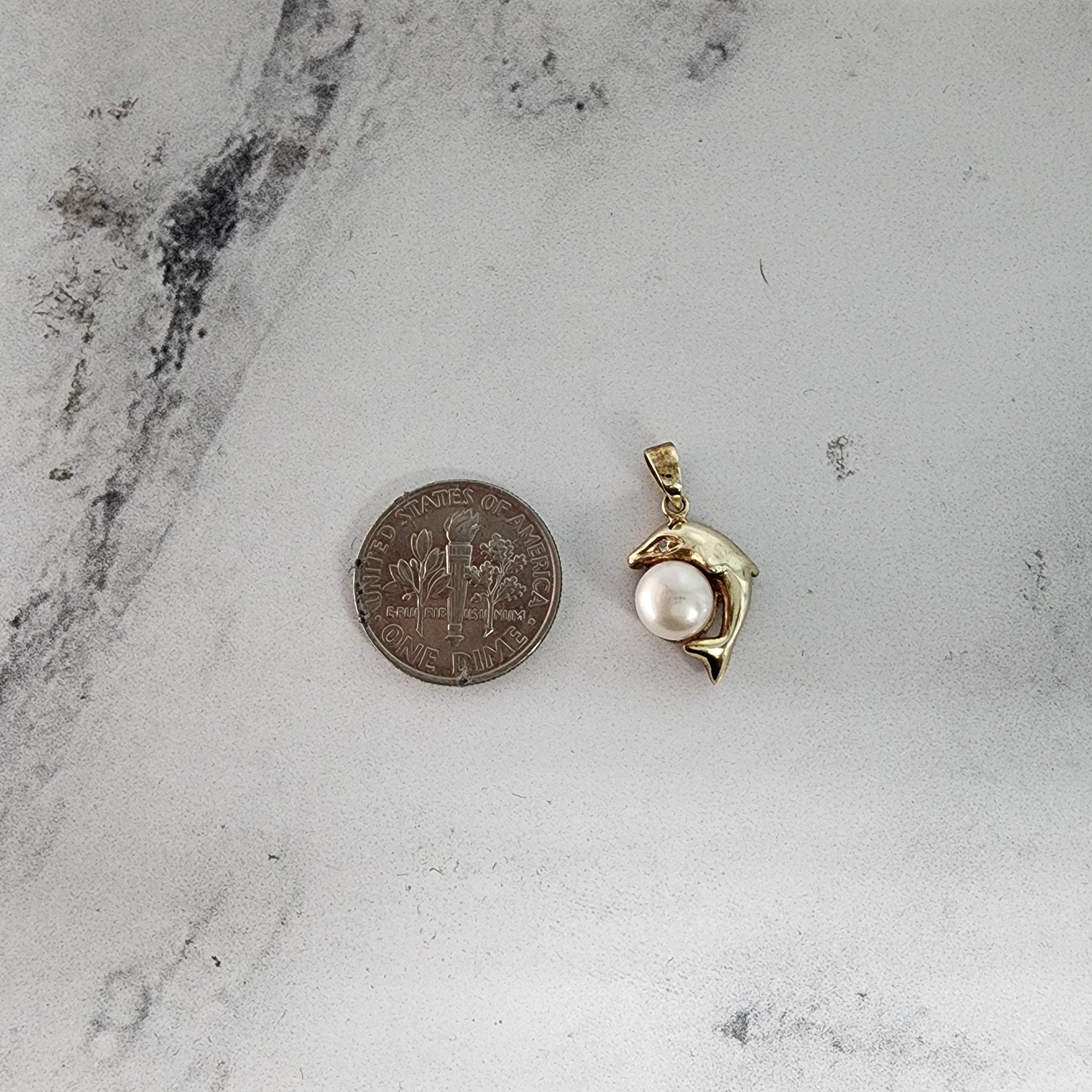 Taglio rotondo Collana di perle lucide con delfino in vendita