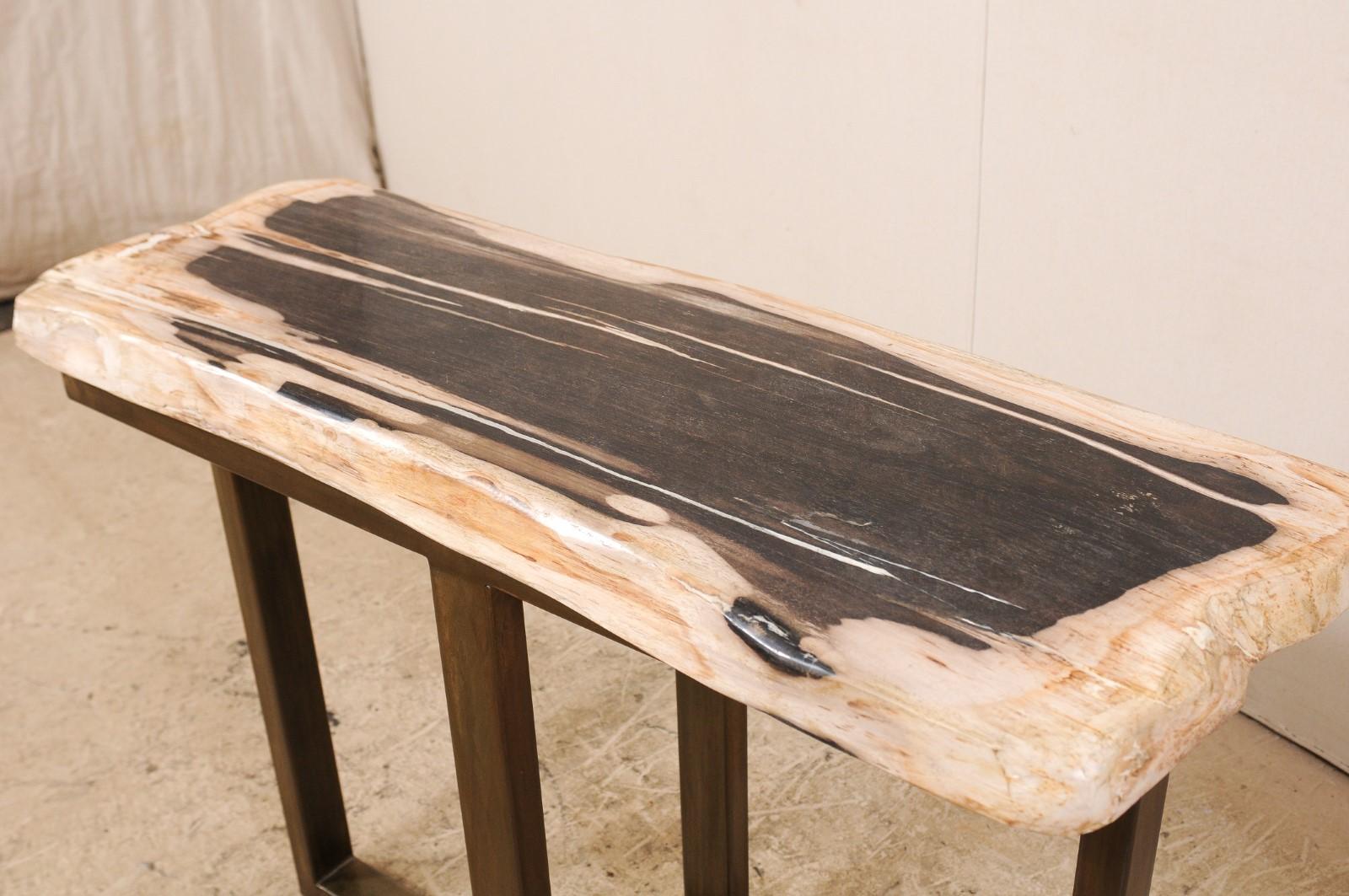 Table console en bois pétrifié poli avec base en fer moderne en vente 3