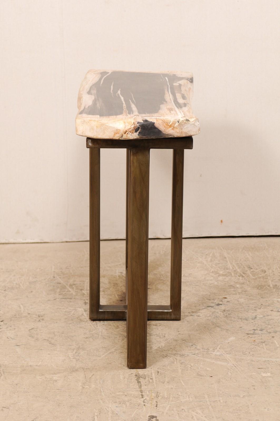 Table console en bois pétrifié poli avec base en fer moderne en vente 4
