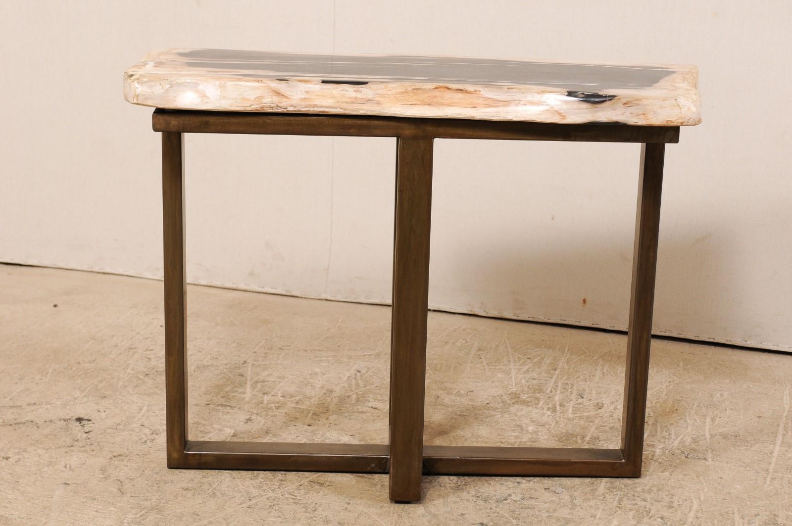 Mid-Century Modern Table console en bois pétrifié poli avec base en fer moderne en vente