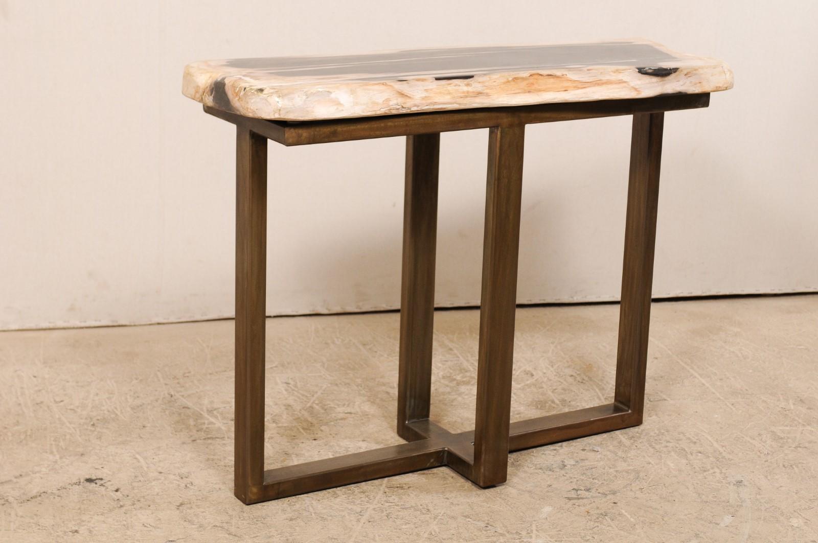 Table console en bois pétrifié poli avec base en fer moderne Bon état - En vente à Atlanta, GA
