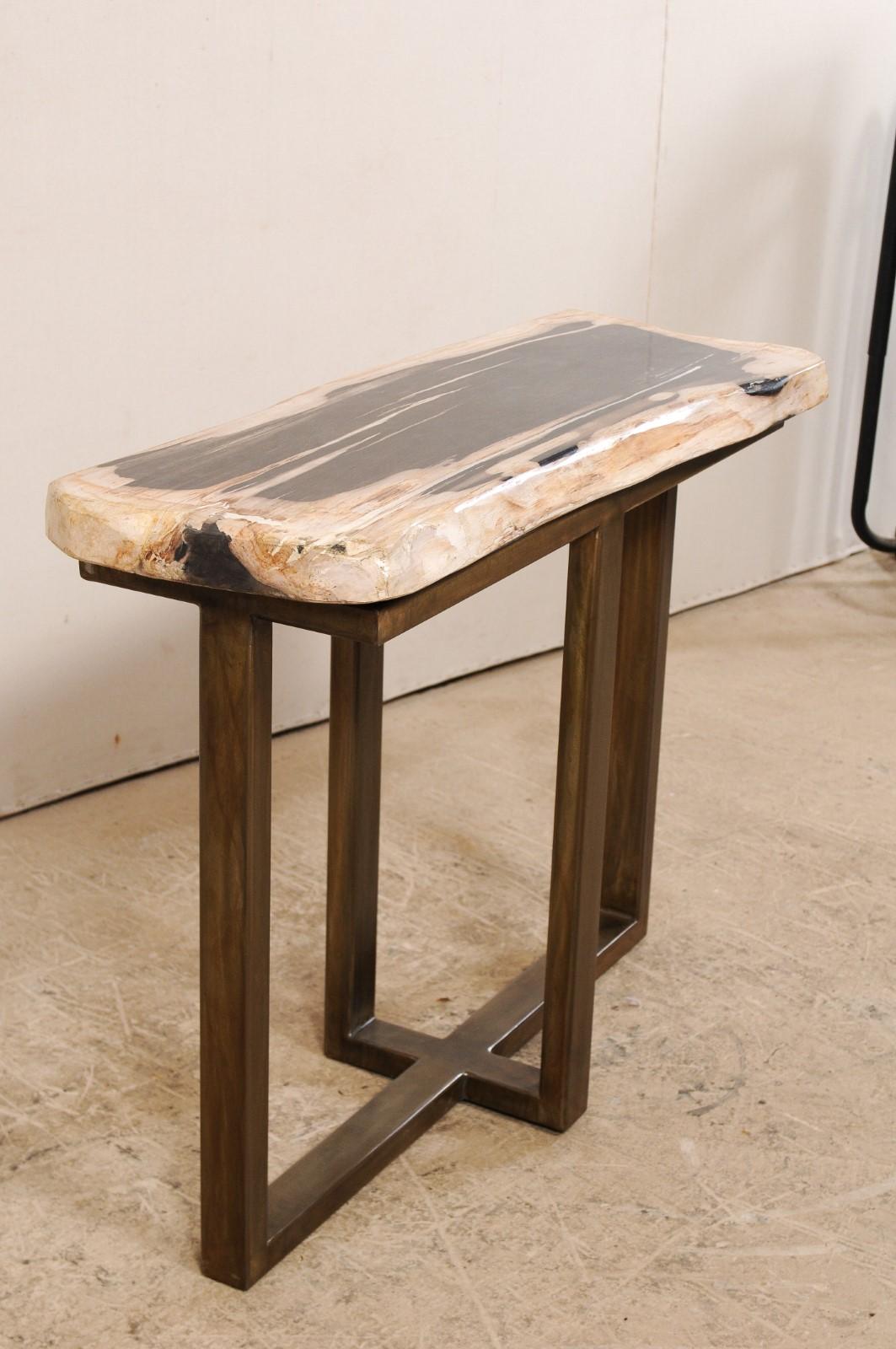 Bois fossilisé Table console en bois pétrifié poli avec base en fer moderne en vente