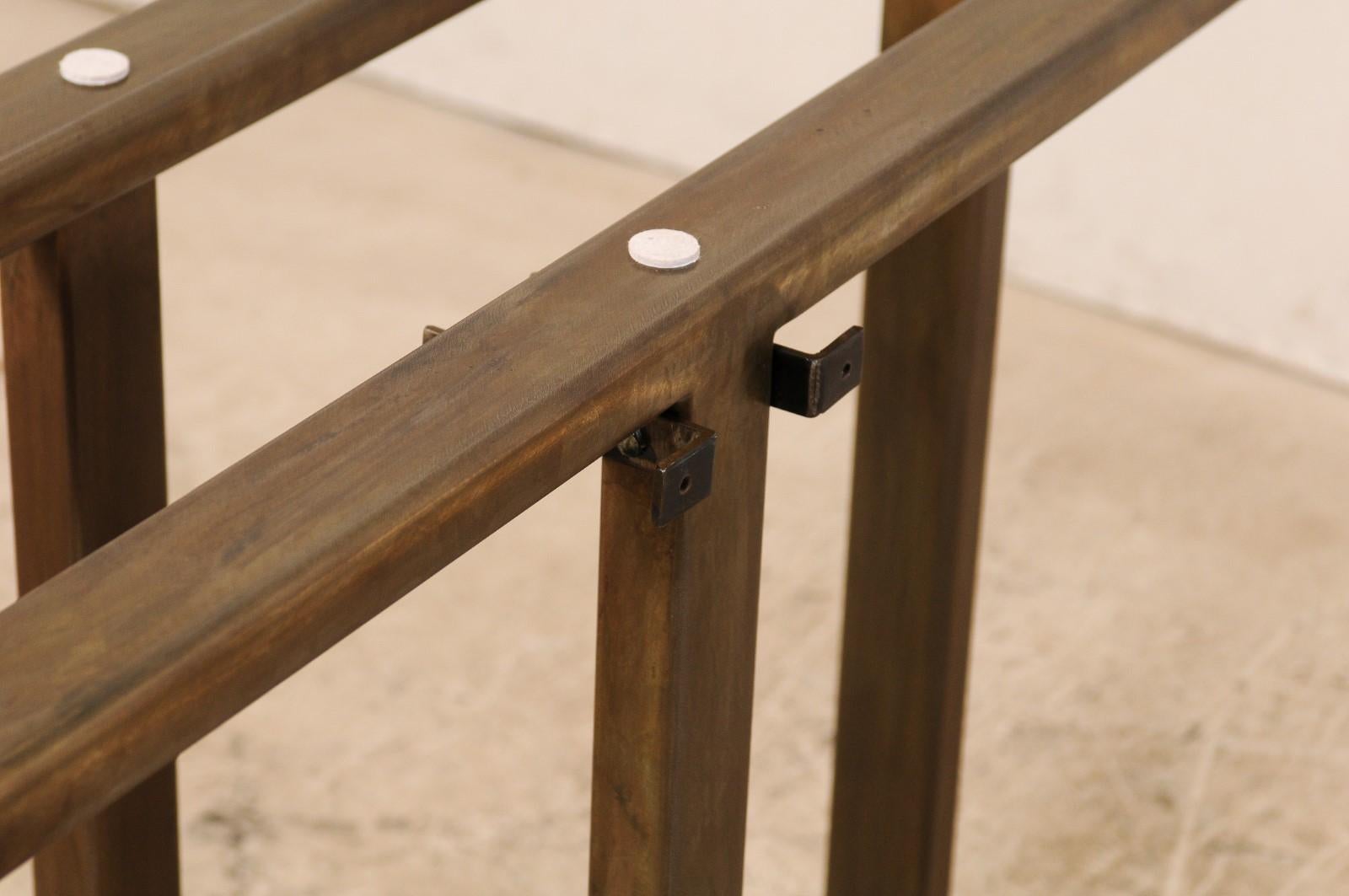 Table console en bois pétrifié poli avec base en fer moderne en vente 1