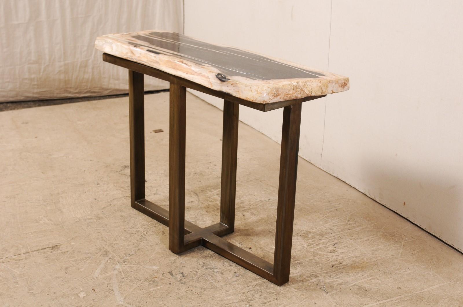 Table console en bois pétrifié poli avec base en fer moderne en vente 2