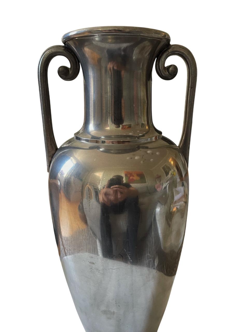 Amphora-Vase aus poliertem Zinn von J.L.H. für Svenskt Tenn, Schweden, 1930er Jahre (Art déco) im Angebot