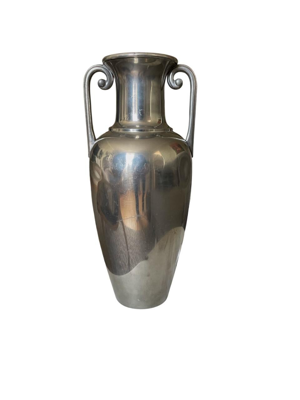 Amphora-Vase aus poliertem Zinn von J.L.H. für Svenskt Tenn, Schweden, 1930er Jahre (Mitte des 20. Jahrhunderts) im Angebot