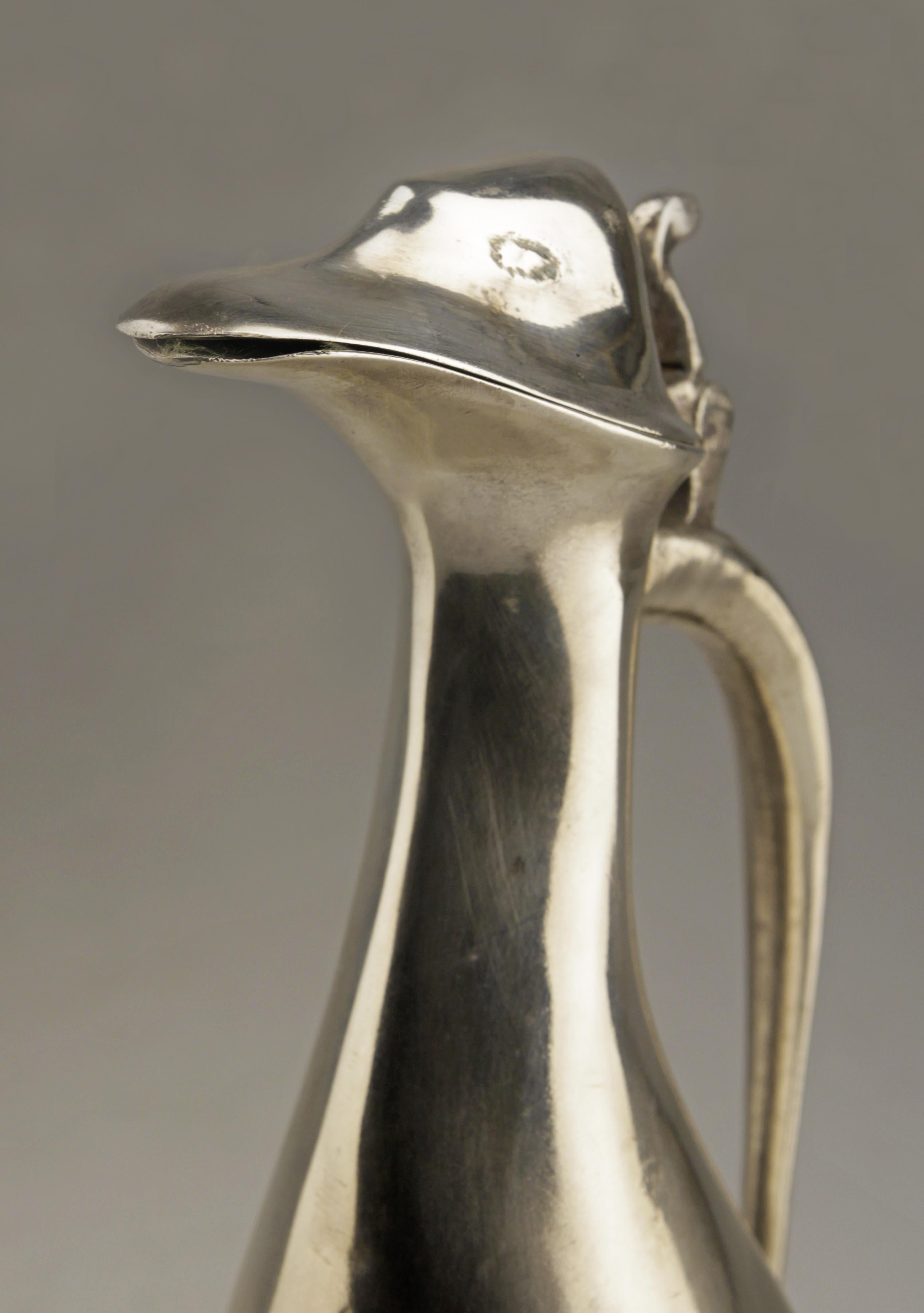 Dekanter in Penguinform aus poliertem Zinn entworfen von Hugo Leven für Kayserzinn (Metallarbeit) im Angebot