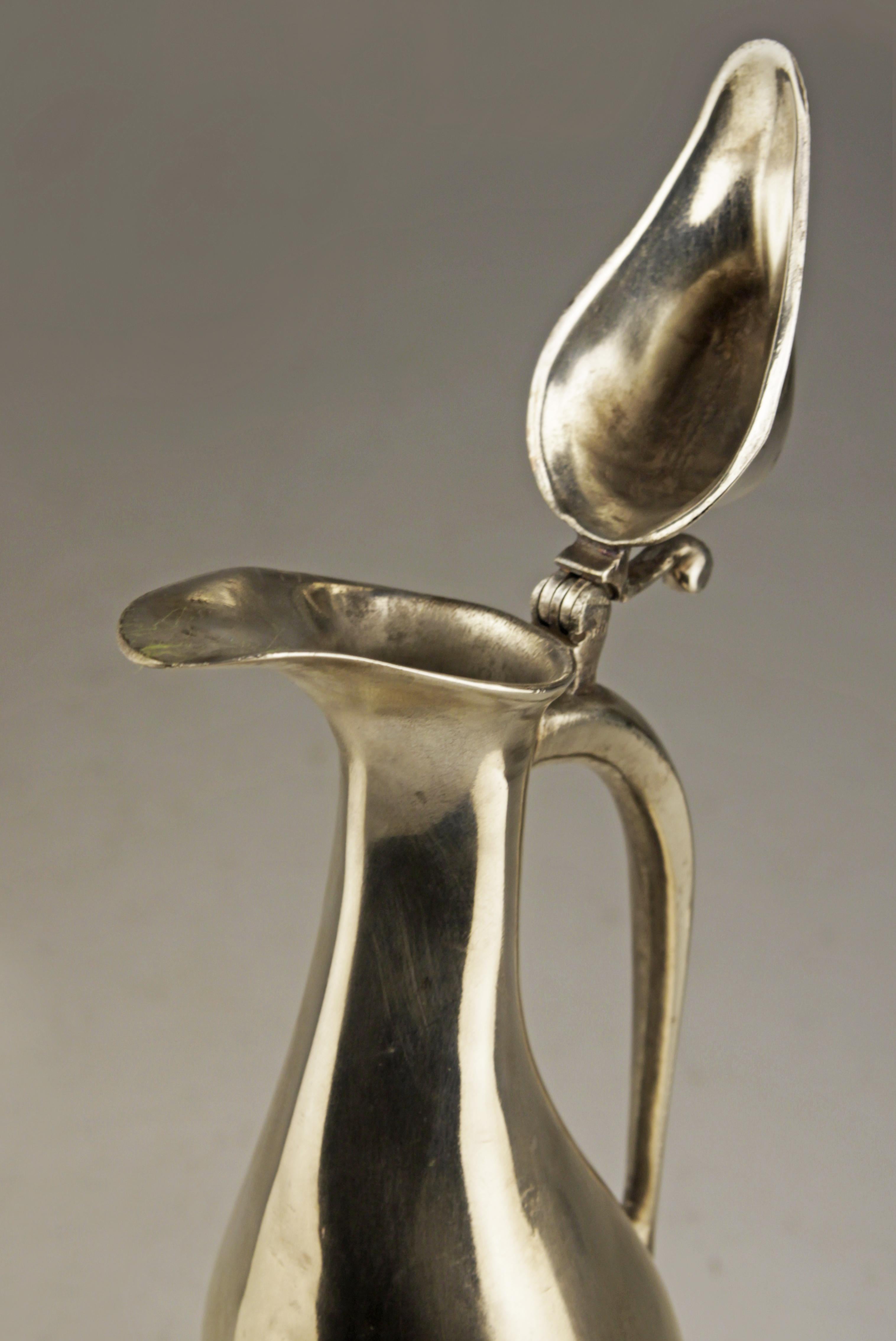 Decantador de peltre pulido con forma de pingüino Diseñado por Hugo Leven para Kayserzinn principios del siglo XX en venta