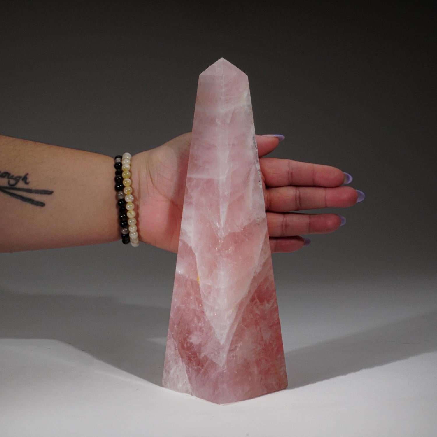 AAA-Qualität Edelstein transparent poliert brasilianischen Rosenquarz Obelisk aus Brasilien. Dieses natürliche Exemplar hat eine super-rosa Farbe und eine hochglanzpolierte Spiegelfläche. 

Der Rosenquarz ist der Stein der bedingungslosen Liebe. Als