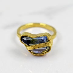 Zafiro en bruto pulido Anillo de cóctel de oro de 22 quilates