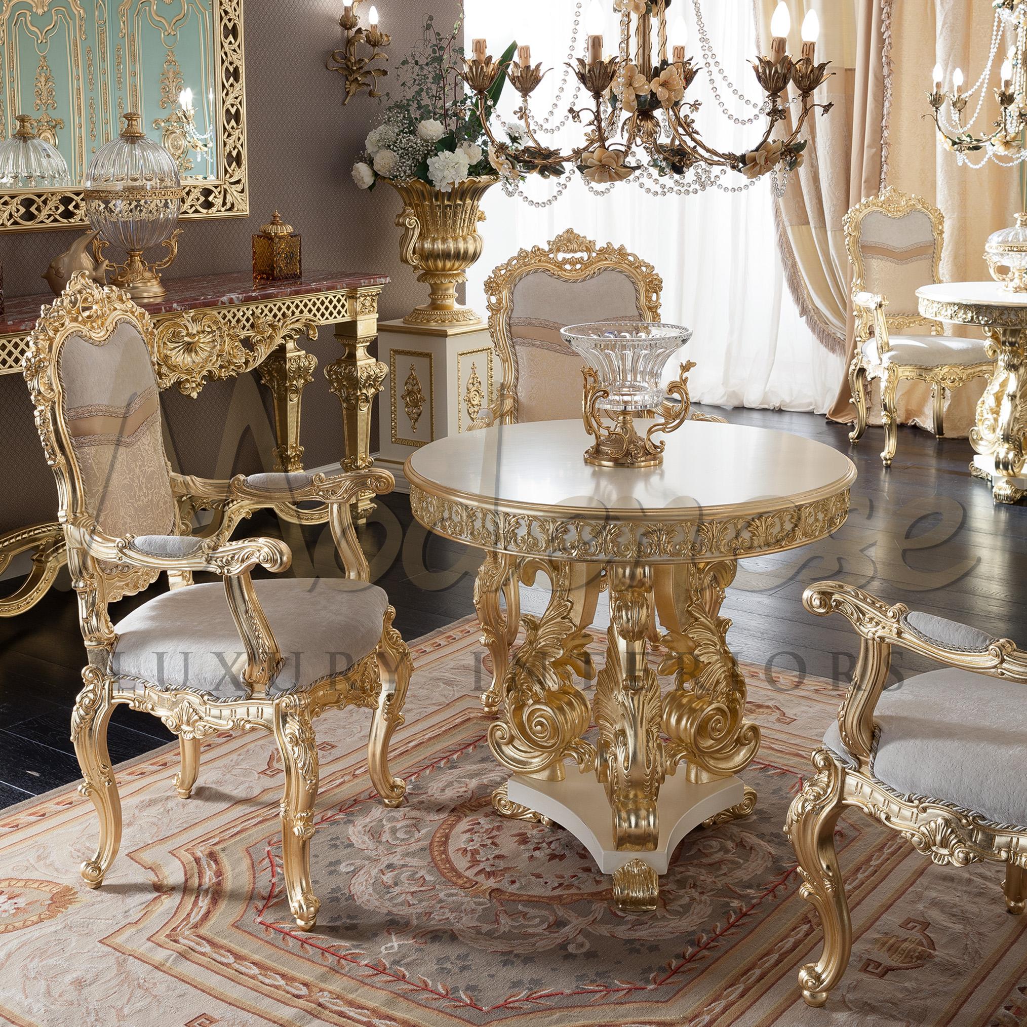 Diese großartige, geschliffene Kristallschale von Modenese Luxury Interiors zeichnet sich durch eine einzigartige, transparente Kristallkomposition aus, die perfekt mit der goldfarbenen, dreifach verzweigten Bronzestruktur harmoniert. Damit ist sie