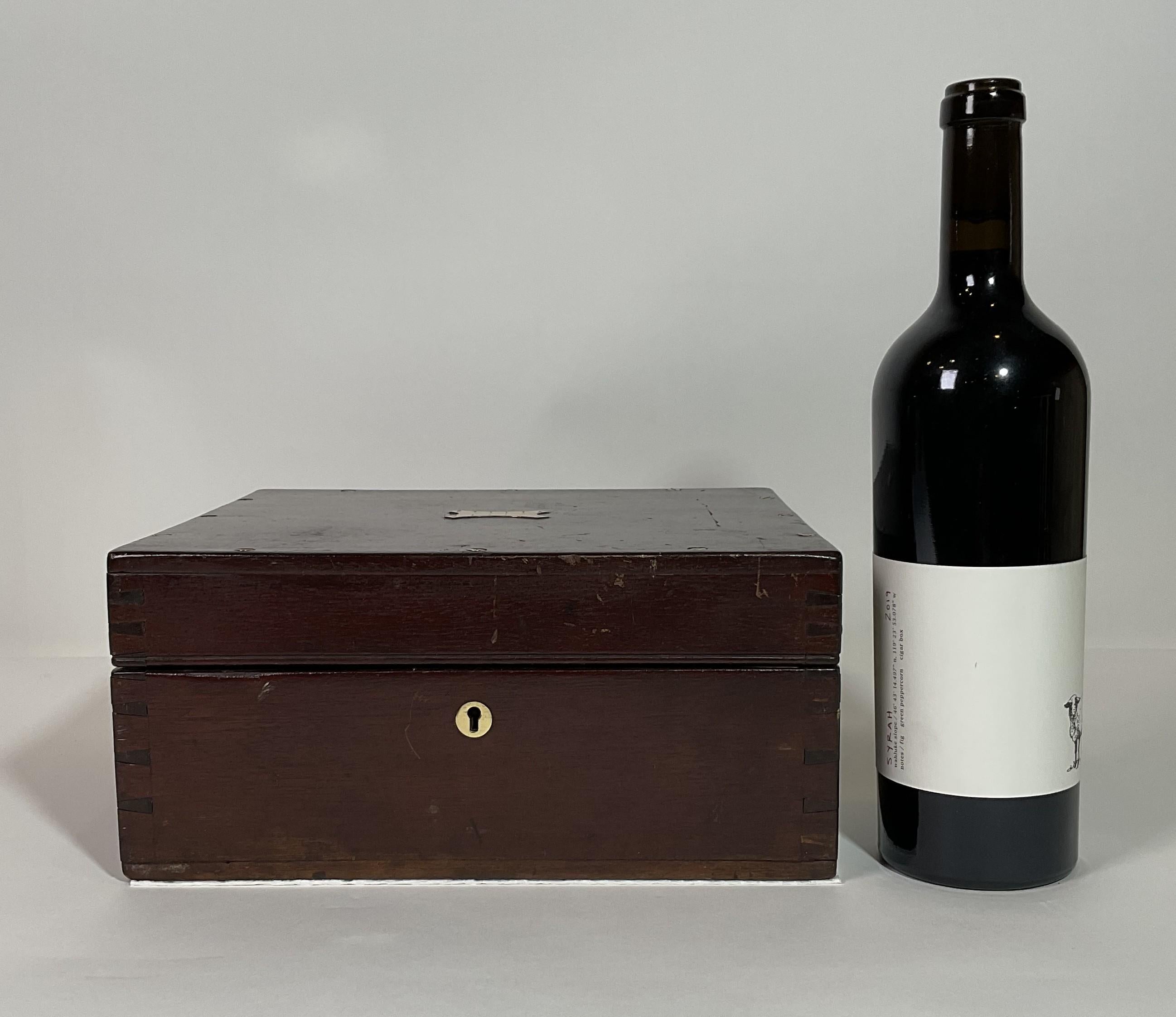 Sestante classico del 1940 con cornice a tre anelli e scatola. La scatola contiene cinque cannocchiali accessori, meticolosamente lucidati e laccati. Dei cinque cannocchiali accessori, quattro sono fissati. Ci sono anche due lenti oculari.

Peso:   