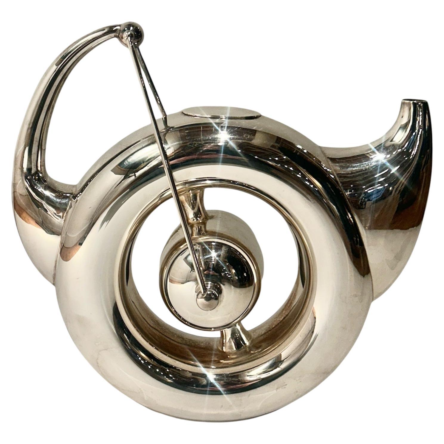 Decantatore in argento lucidato, oggetto scultoreo di Raju Peddada - "Arno"