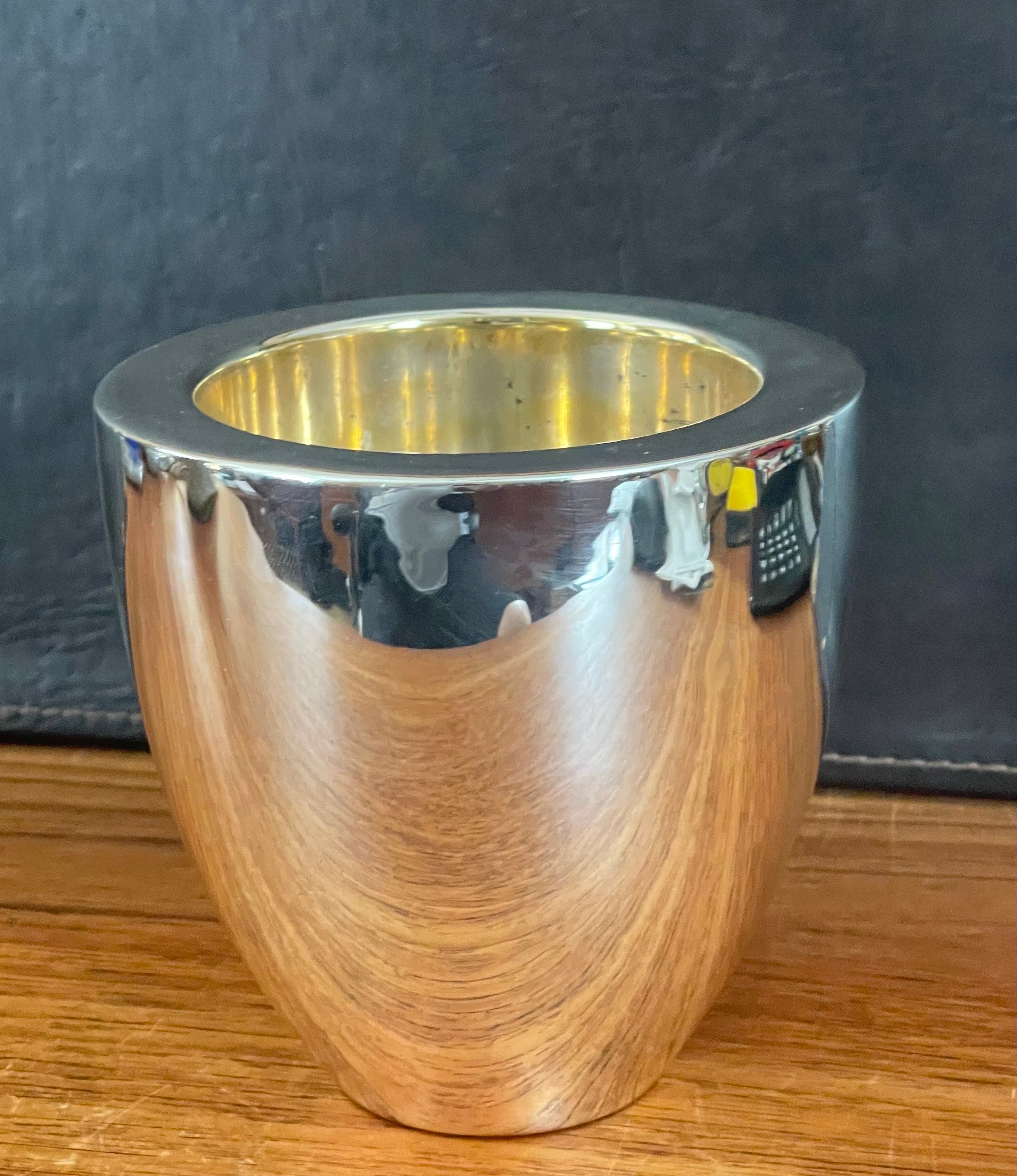 Piccola fioriera a parete spessa placcata argento lucido di Gunther Lambert, circa anni '80. Il pezzo è firmato sul lato inferiore, è in buone condizioni vintage e misura 5.75 