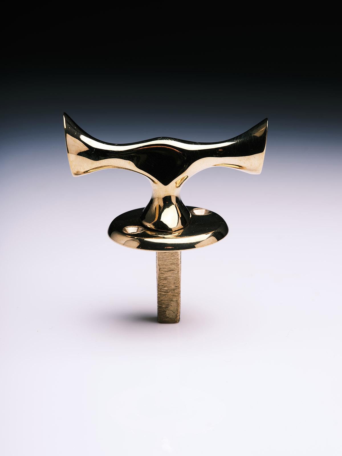 Ottone Pomello a farfalla Batilló in ottone massiccio lucidato fissato da Antoni Gaudi in vendita