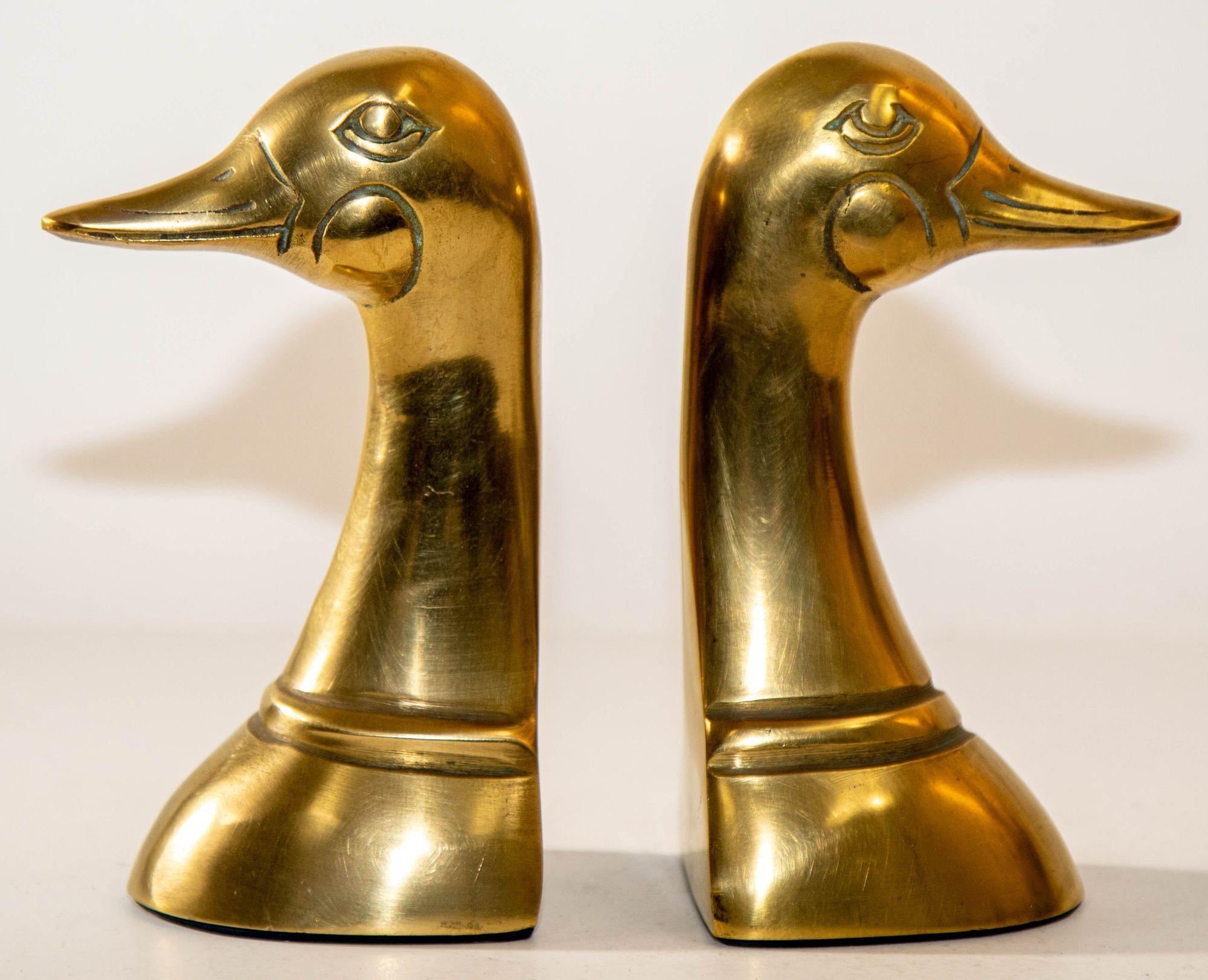 Polished Brass Duck Bookends Sarreid Ltd Style 1950's A Pair.
Vintage pair of polished cast solid brass duck head bookends.
Pair of Mid-Century Modern polished decorative brass Duck Mallard Head Bookends in Sarried style.
Very sturdy and heavy.
Pair
