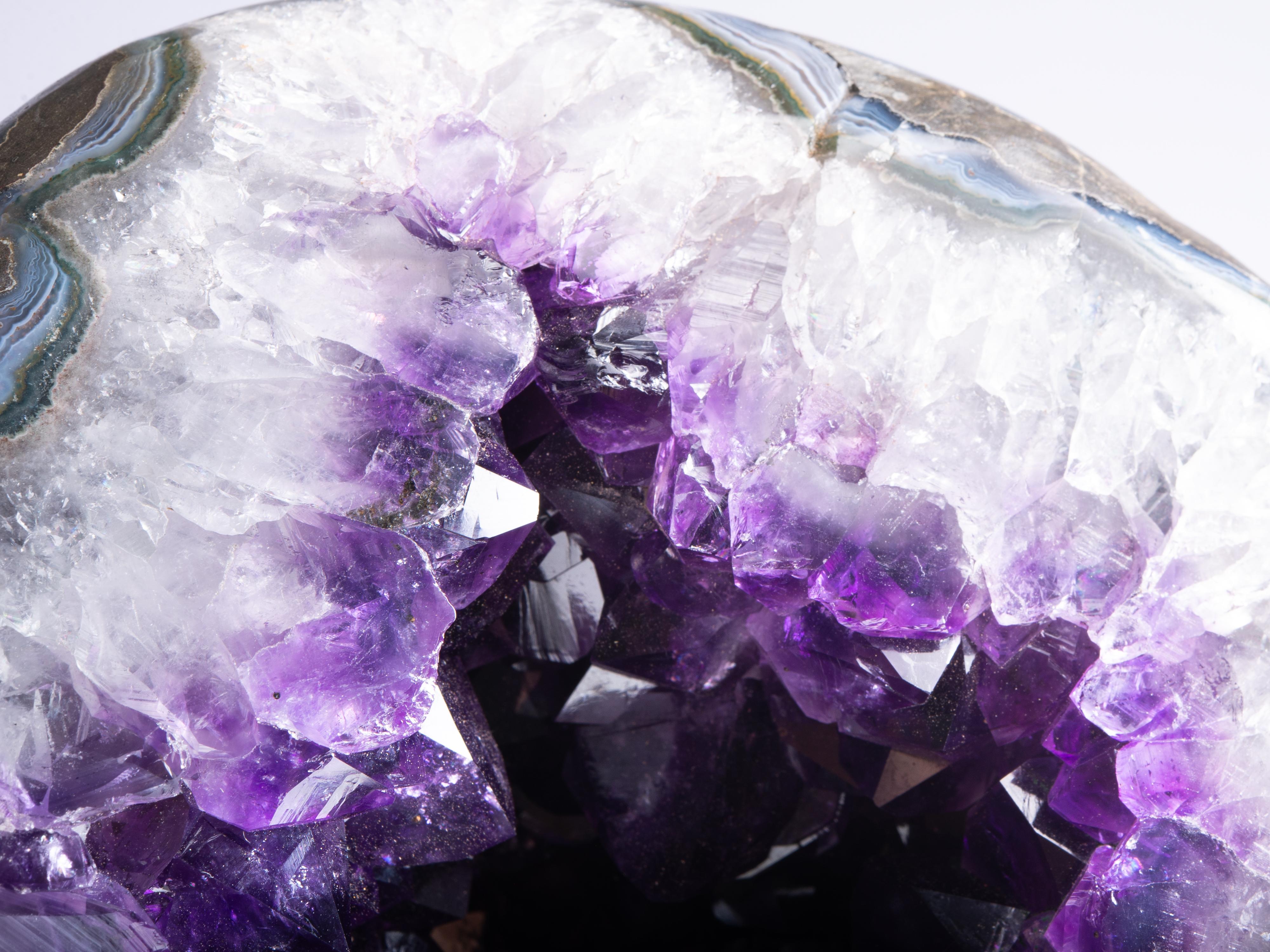Géode d'améthyste fendue poli entouré de quartz blanc et d'agate en vente 6