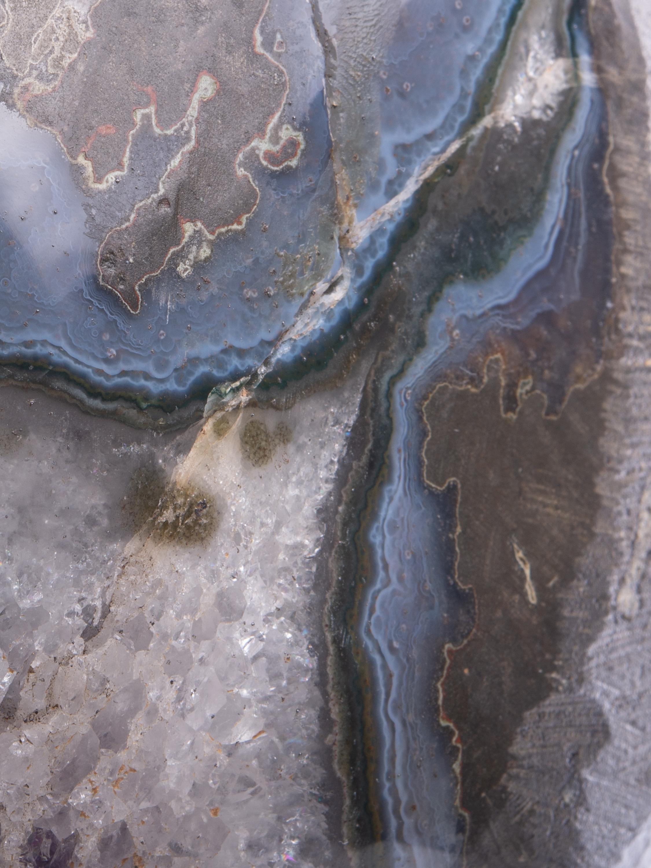 Géode d'améthyste fendue poli entouré de quartz blanc et d'agate en vente 8