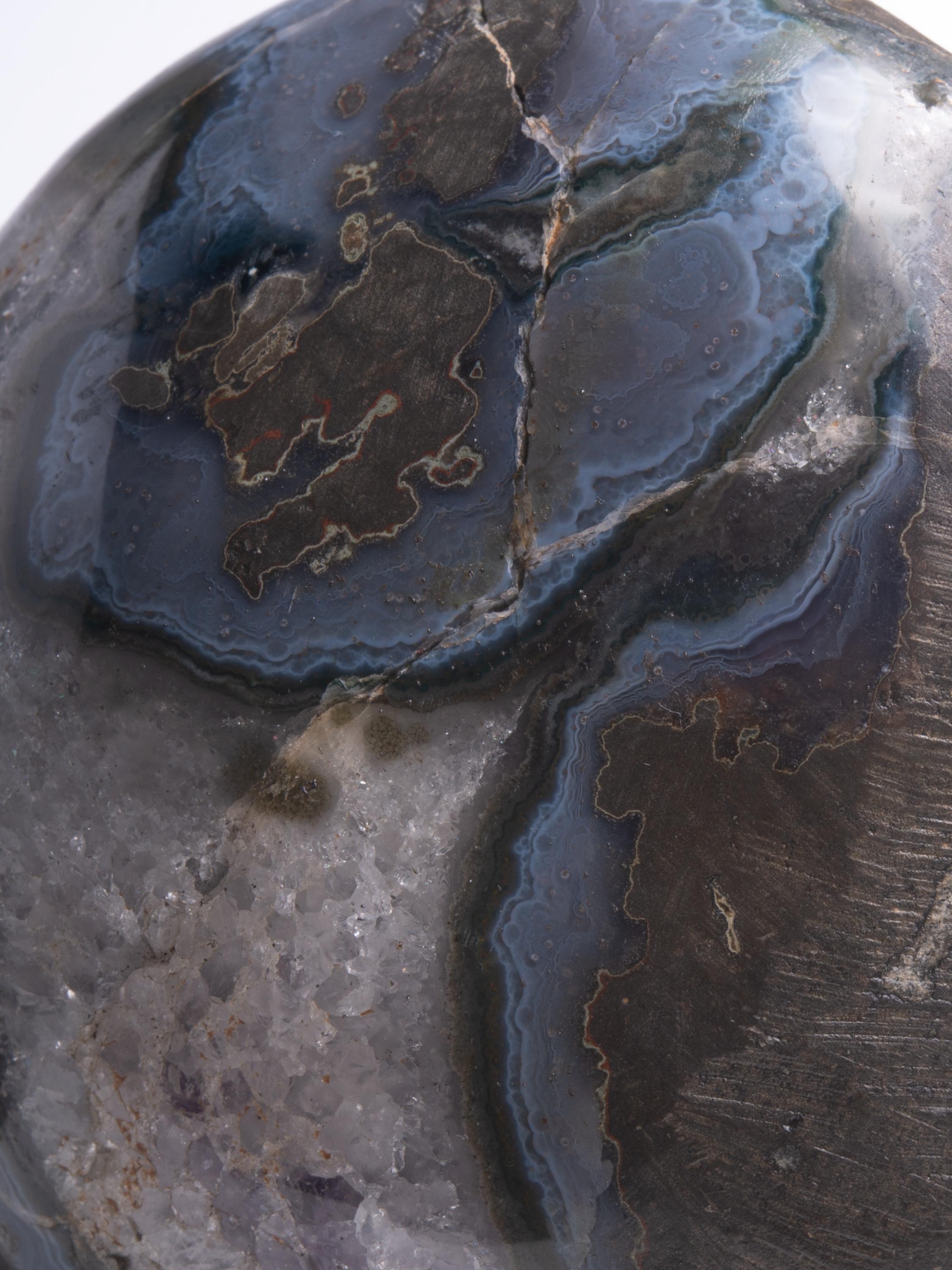 Géode d'améthyste fendue poli entouré de quartz blanc et d'agate en vente 11