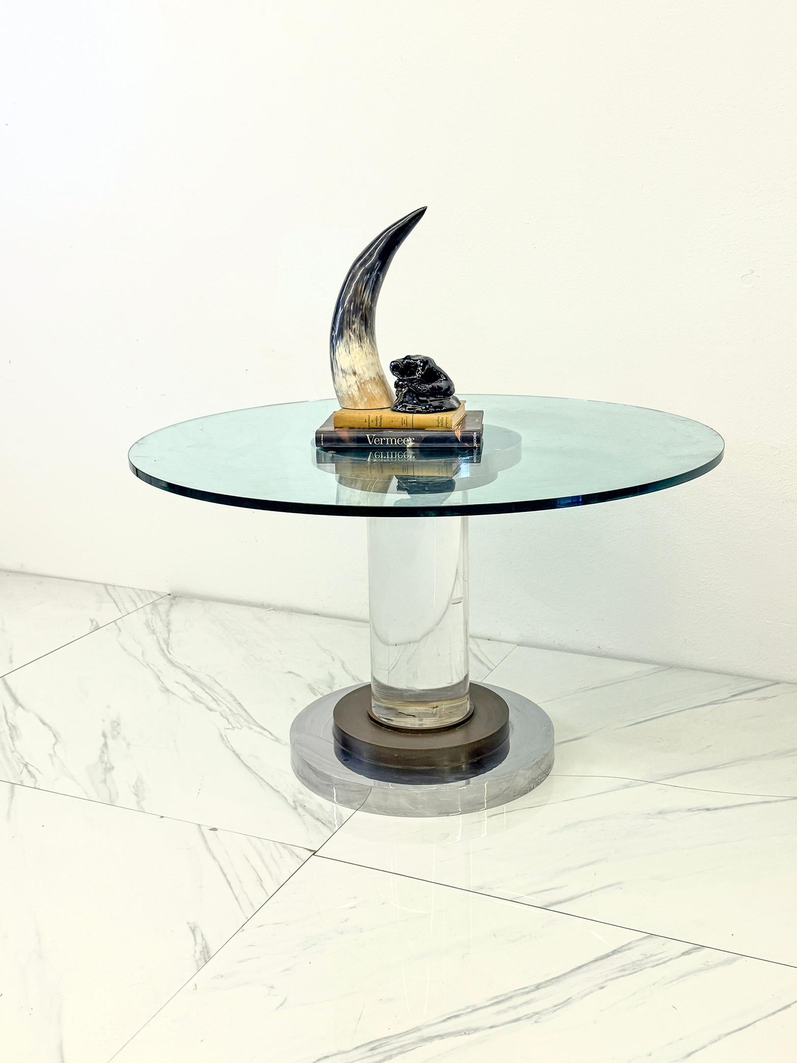 Eleva tu colección con esta magnífica mesa de comedor con pedestal Romeo Rega vintage de los años 70. Esta pieza es el epítome del Alto Glamour Italiano, una declaración audaz pero elegante que fusiona con maestría la forma arquitectónica con