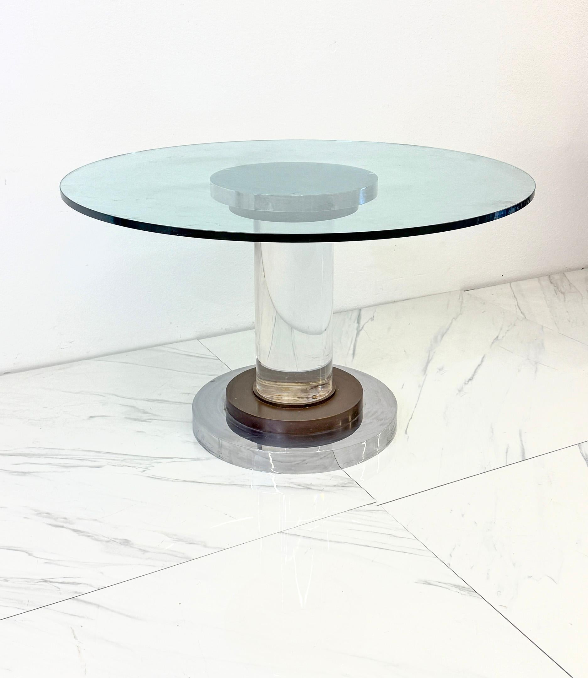 Mesa con pedestal de acero inoxidable pulido, bronce y lucita, Romeo Rega, años 70 finales del siglo XX en venta