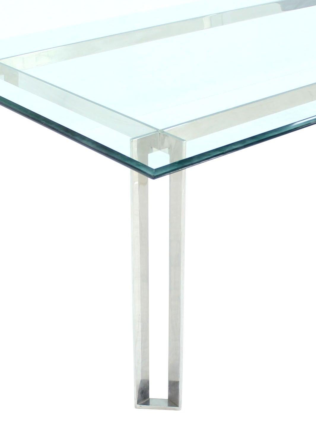 Américain Base en acier inoxydable poli  Table de salle à manger à plateau de verre épais Mid Century  en vente