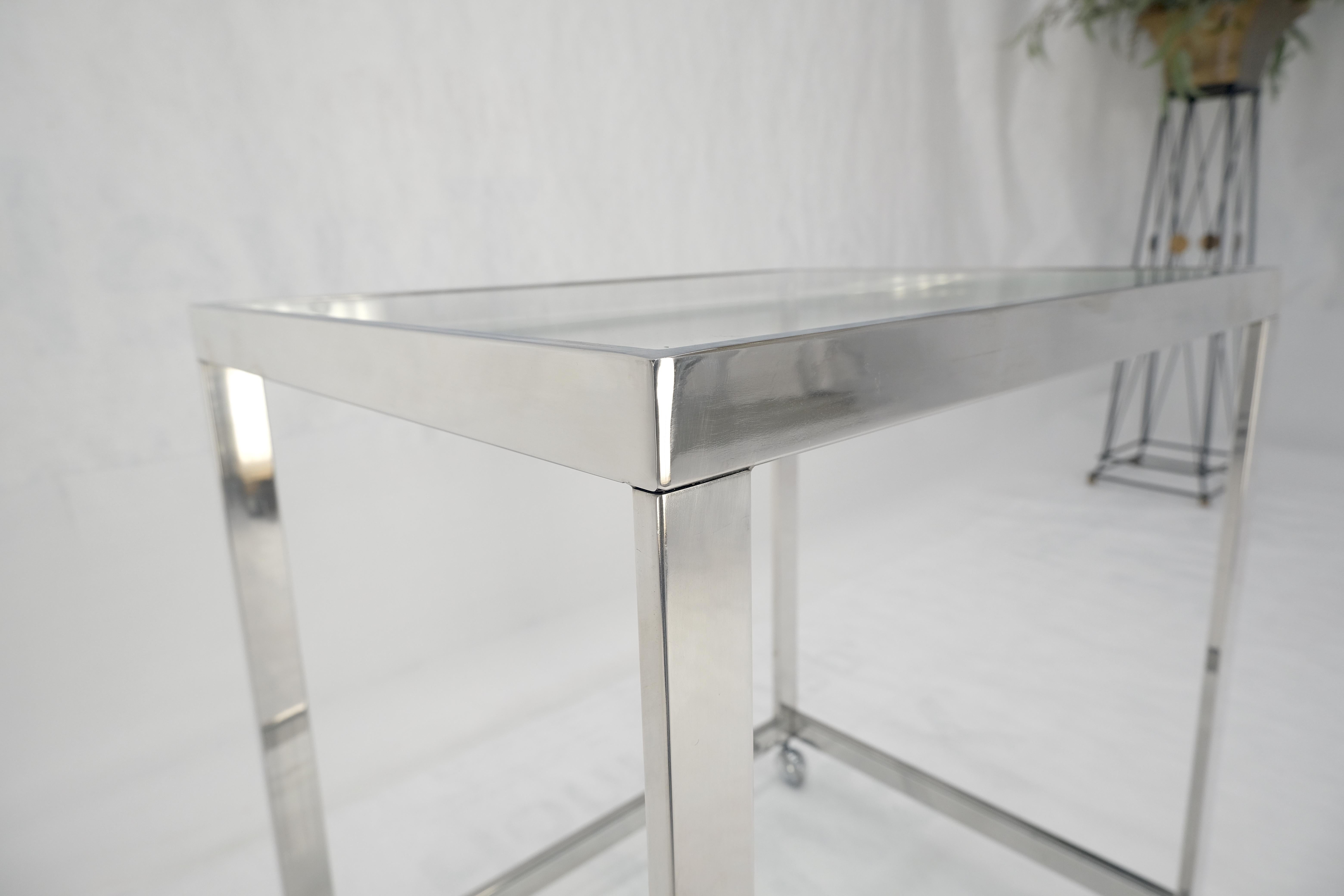 Chariot de bar en acier inoxydable poli en forme de boîte à deux niveaux Chrome Mid Century en vente 4