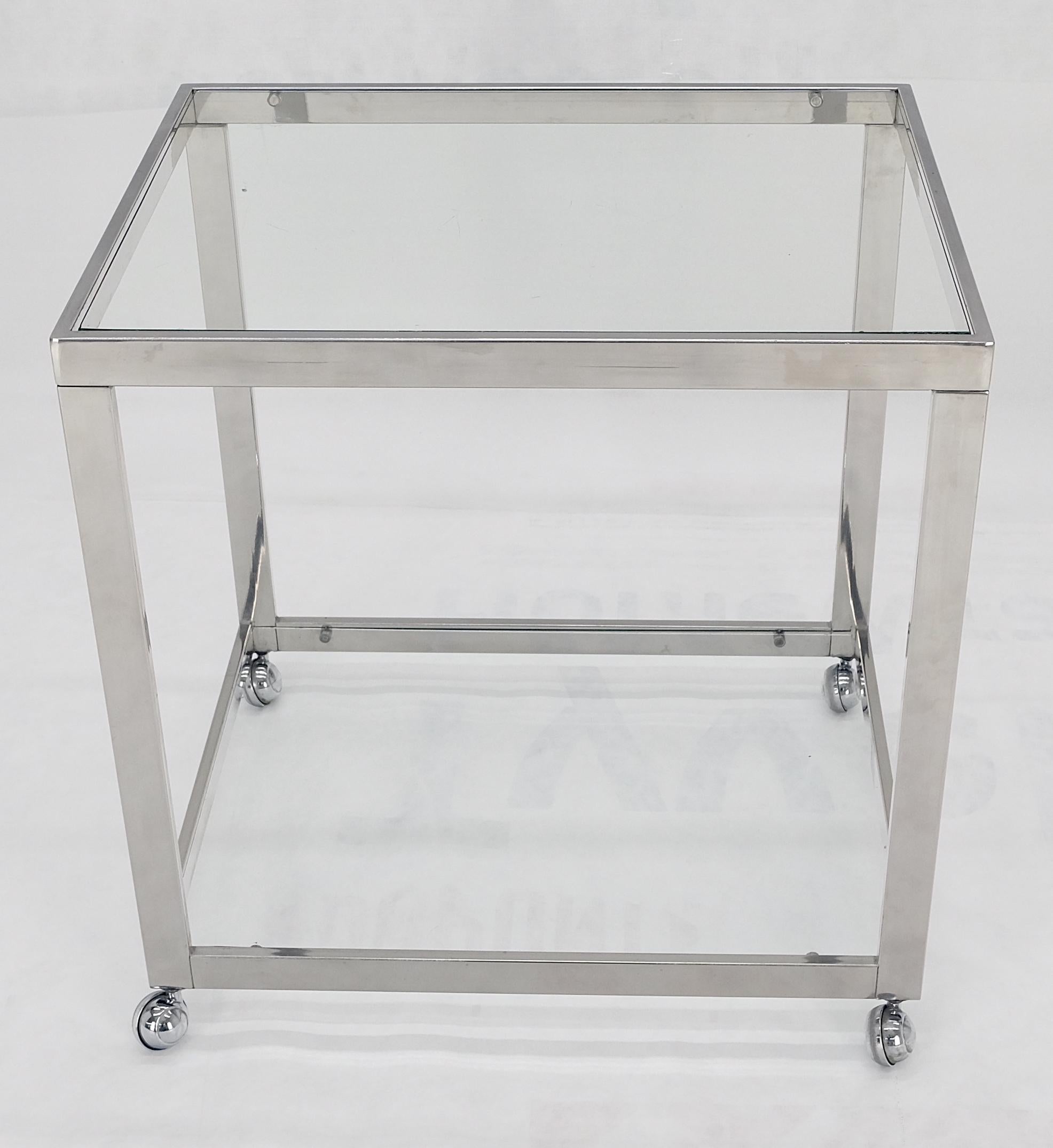 Mid-Century Modern Chariot de bar en acier inoxydable poli en forme de boîte à deux niveaux Chrome Mid Century en vente