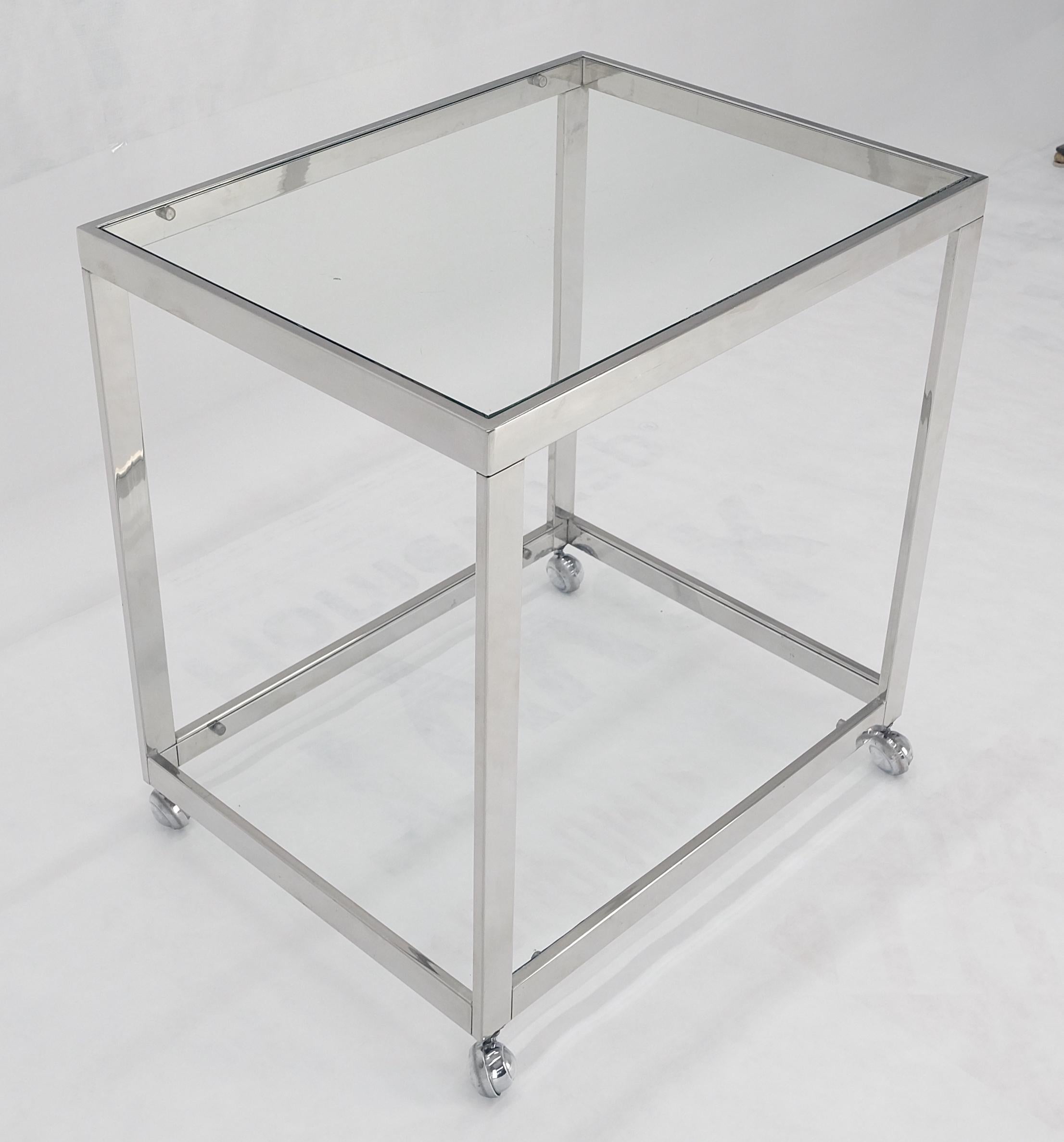 Américain Chariot de bar en acier inoxydable poli en forme de boîte à deux niveaux Chrome Mid Century en vente