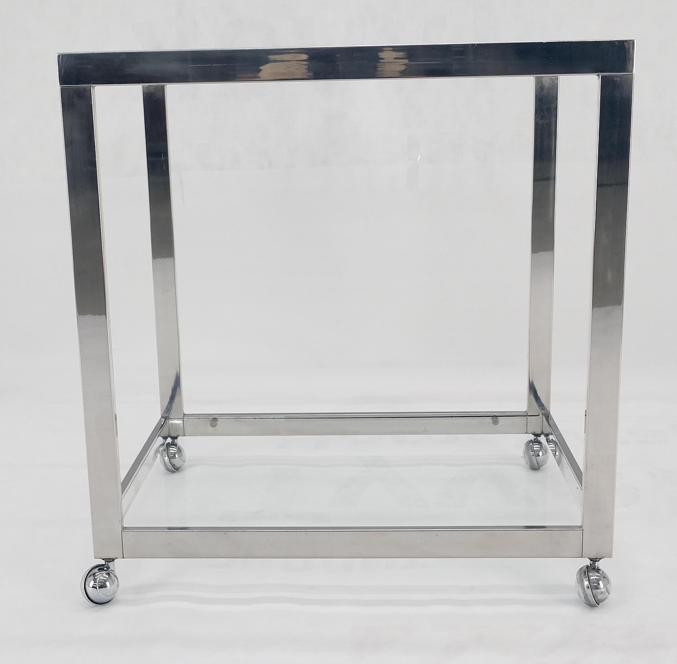 20ième siècle Chariot de bar en acier inoxydable poli en forme de boîte à deux niveaux Chrome Mid Century en vente