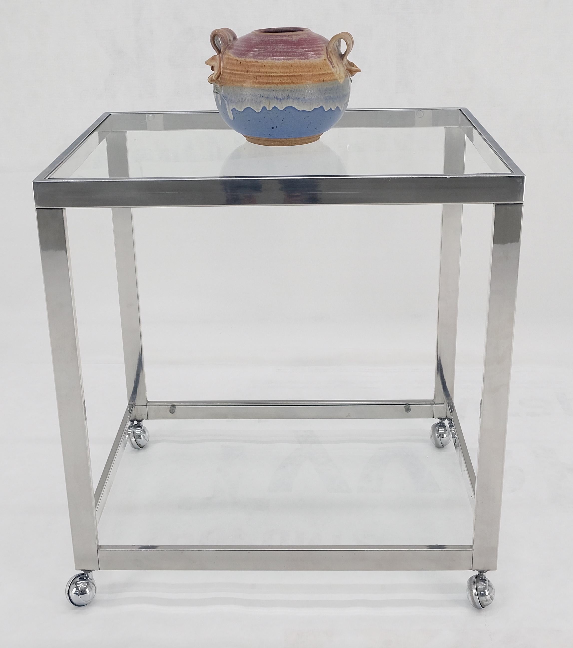 Acier inoxydable Chariot de bar en acier inoxydable poli en forme de boîte à deux niveaux Chrome Mid Century en vente