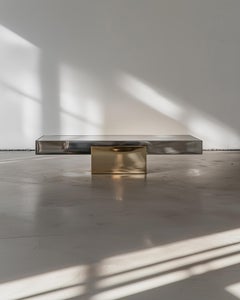 Mesa de centro 01 de acero inoxidable pulido y latón, de Slash Objects