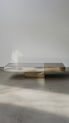 Mesa de centro de acero inoxidable pulido y latón de Slash Objects
