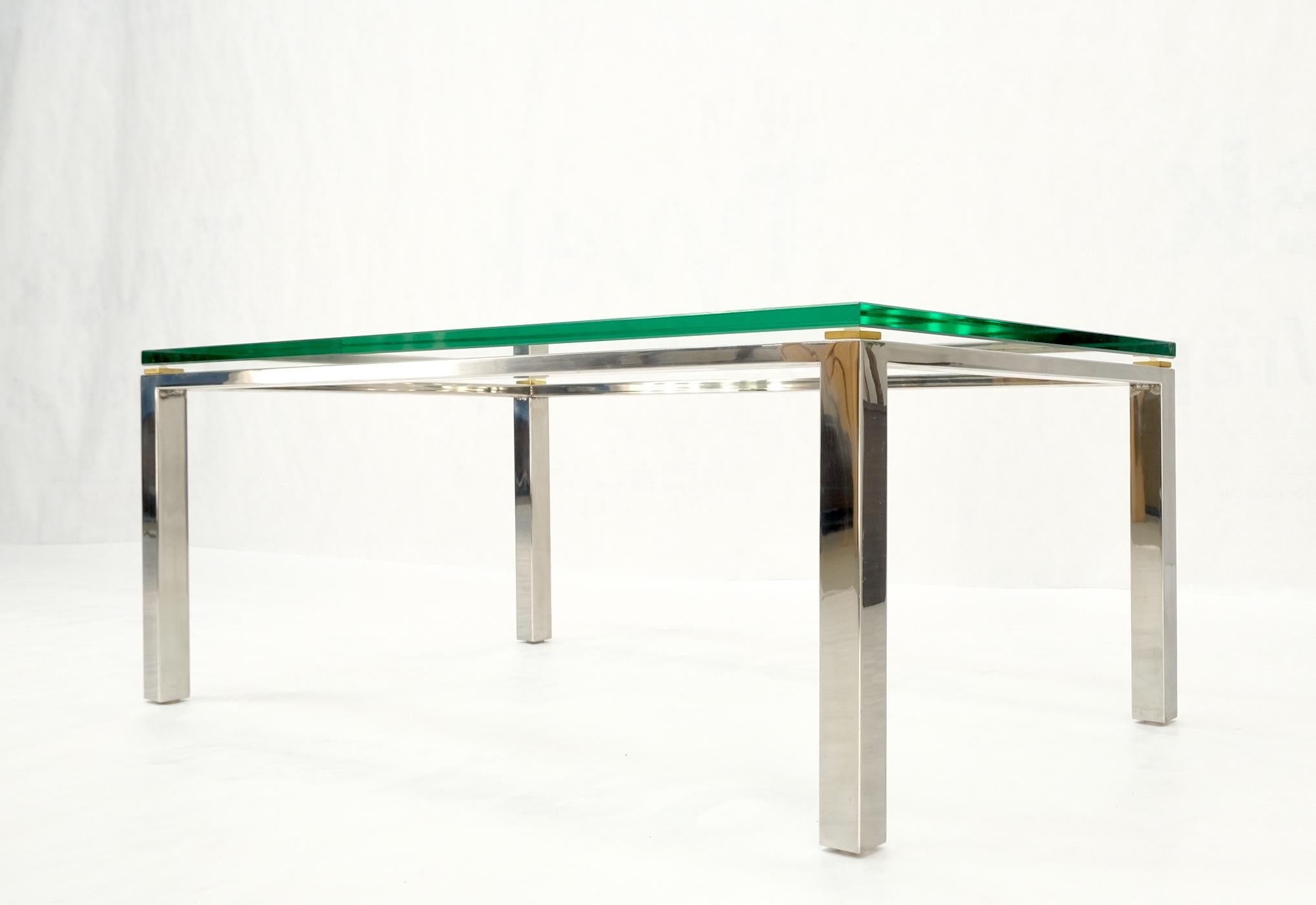 Table basse rectangulaire en acier inoxydable poli et plateau en verre, milieu du siècle dernier en vente 3