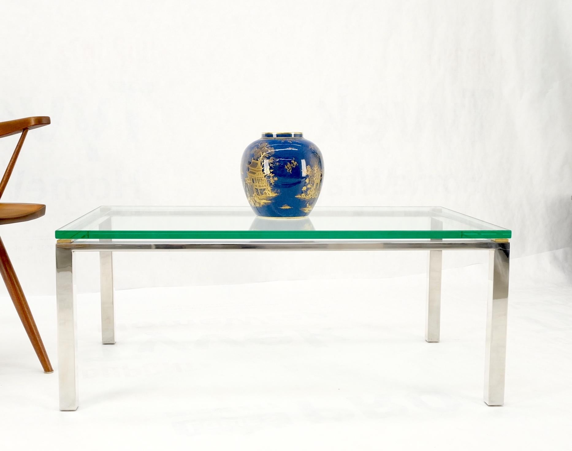 Table basse rectangulaire en acier inoxydable poli et plateau en verre, milieu du siècle dernier en vente 4