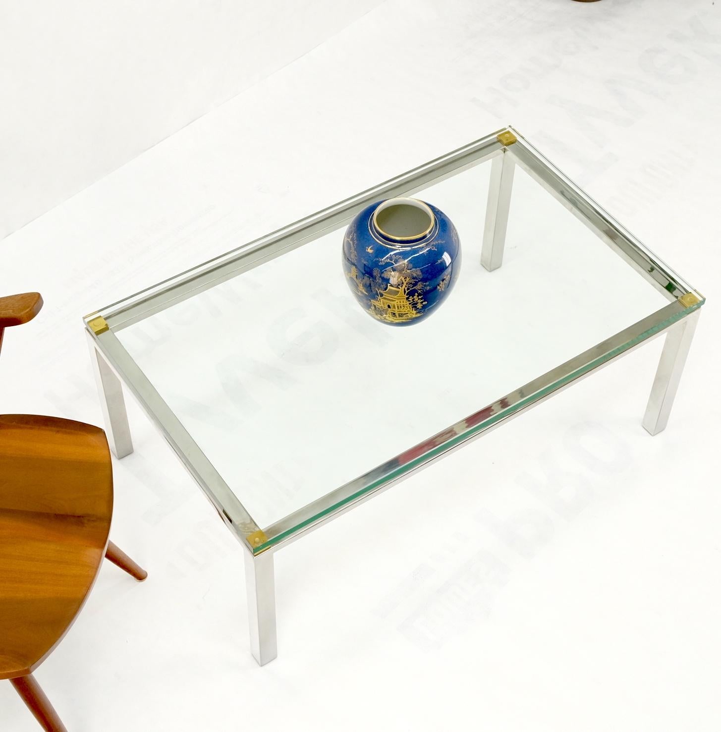 Table basse rectangulaire en acier inoxydable poli et plateau en verre, milieu du siècle dernier en vente 4
