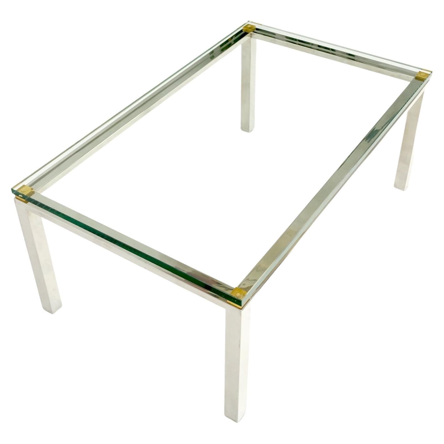 Table basse rectangulaire en acier inoxydable poli et laiton, avec plateau en verre, de style moderne du milieu du siècle.