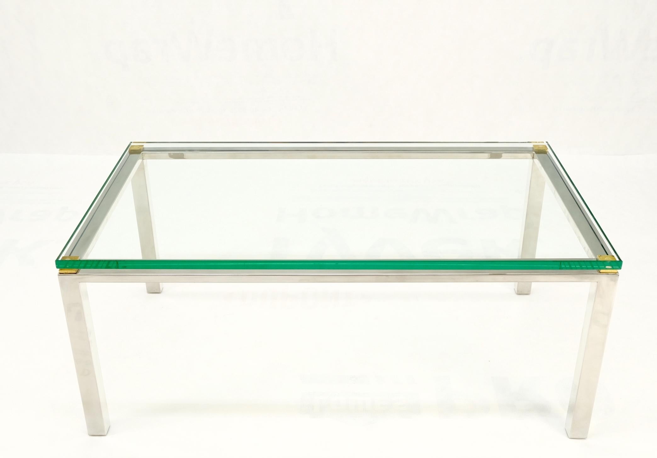 Table basse rectangulaire en acier inoxydable poli et plateau en verre, milieu du siècle dernier en vente 2