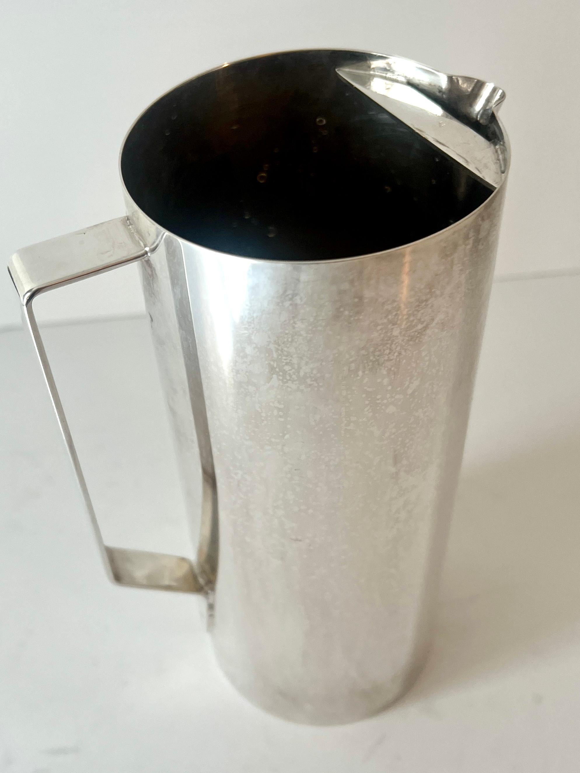 Cocktail- oder Martinikrug und Stecker aus poliertem Edelstahl aus der Mitte des Jahrhunderts (Patiniert) im Angebot