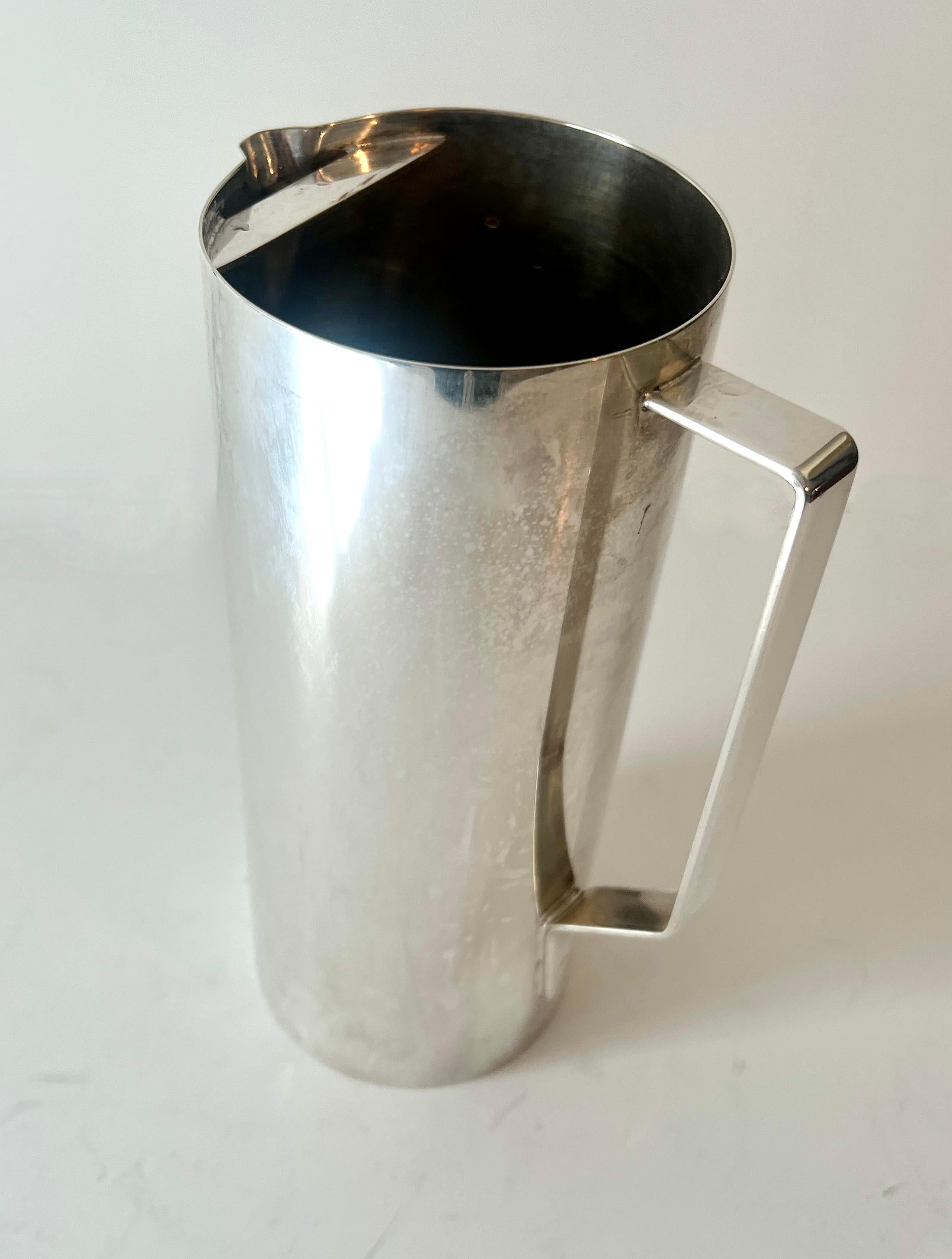 Polished Stainless Steel Mid Century Cocktail or Martini Pitcher and Stir Stick In Good Condition For Sale In Los Angeles, CA