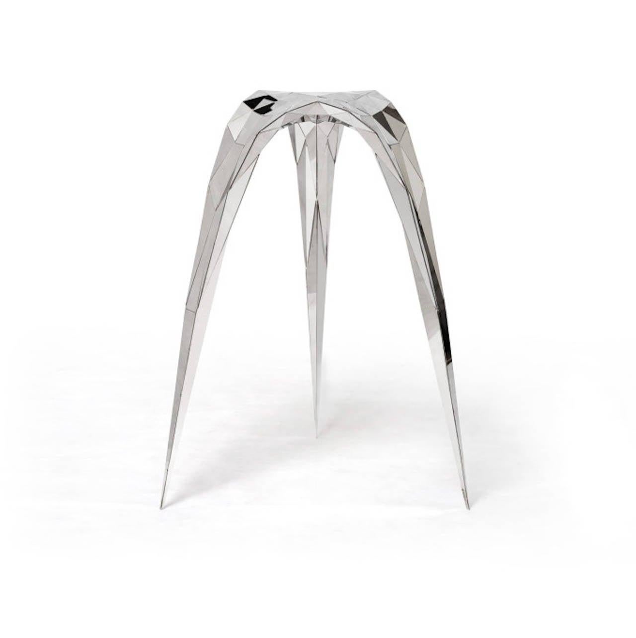 Taburete/silla triangular de acero inoxidable pulido by Zhoujie Zhang Chino en venta