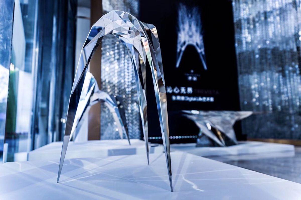 XXIe siècle et contemporain Tabouret/chaise d'appoint triangulaire en acier inoxydable poli par Zhoujie Zhang en vente
