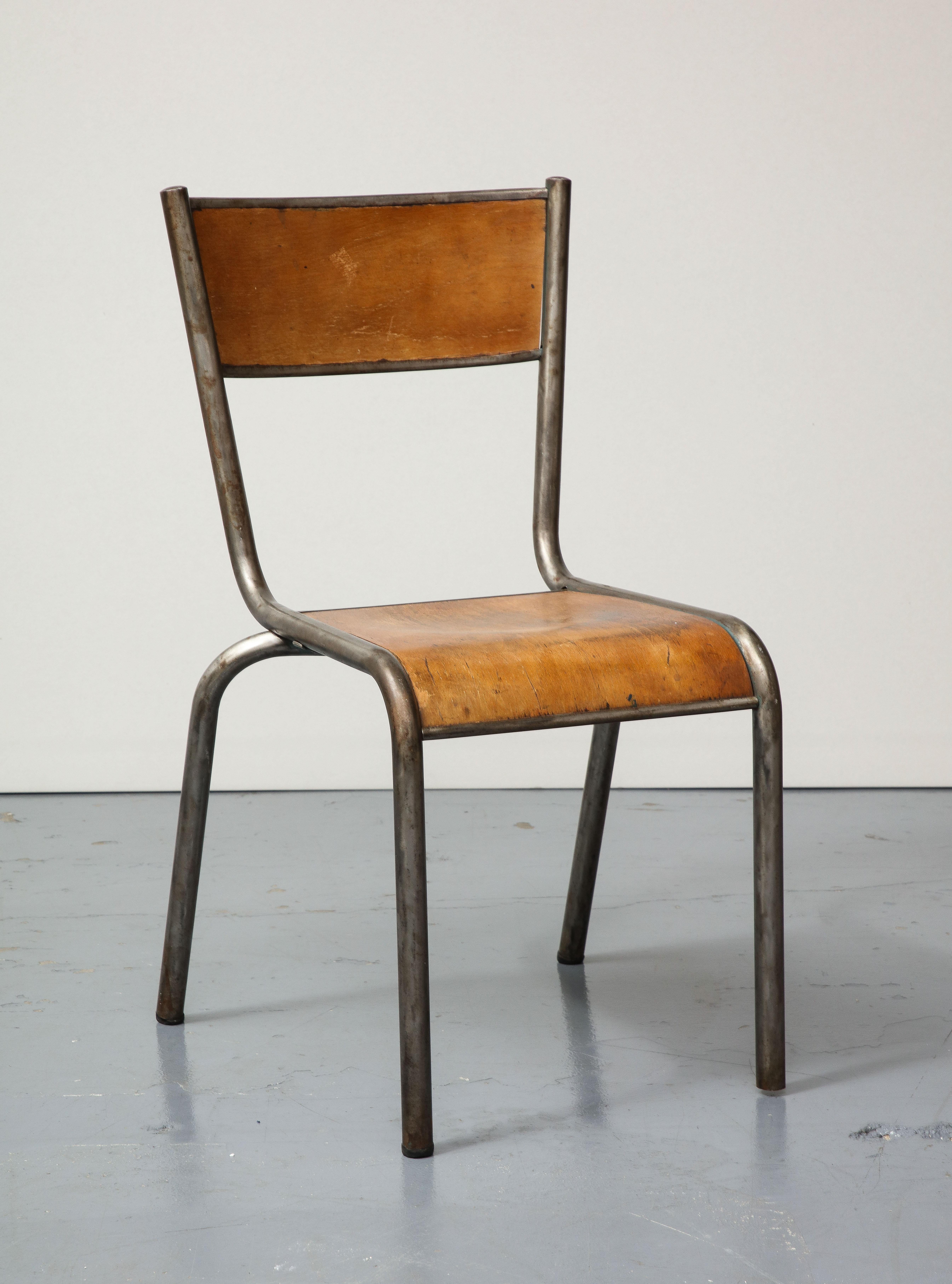 Zwei Stück verfügbar; Preis pro Stück.

Rustikaler, schön patinierter Stuhl aus Stahlrohr und gebogenem Holz.