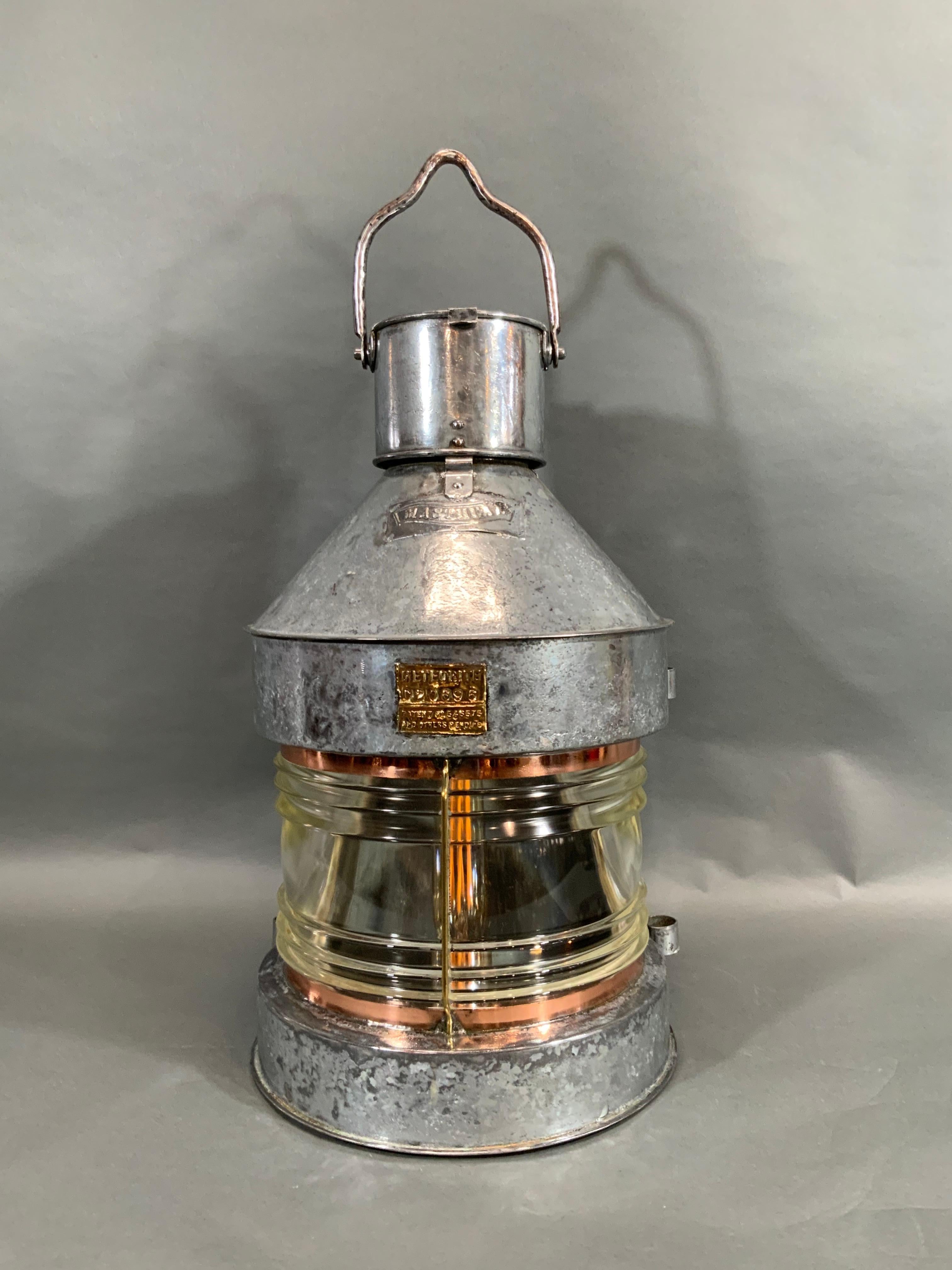 Lanterne de tête de navire en acier poli avec lentille à fresnel par Meteorite « C20696 » Bon état - En vente à Norwell, MA