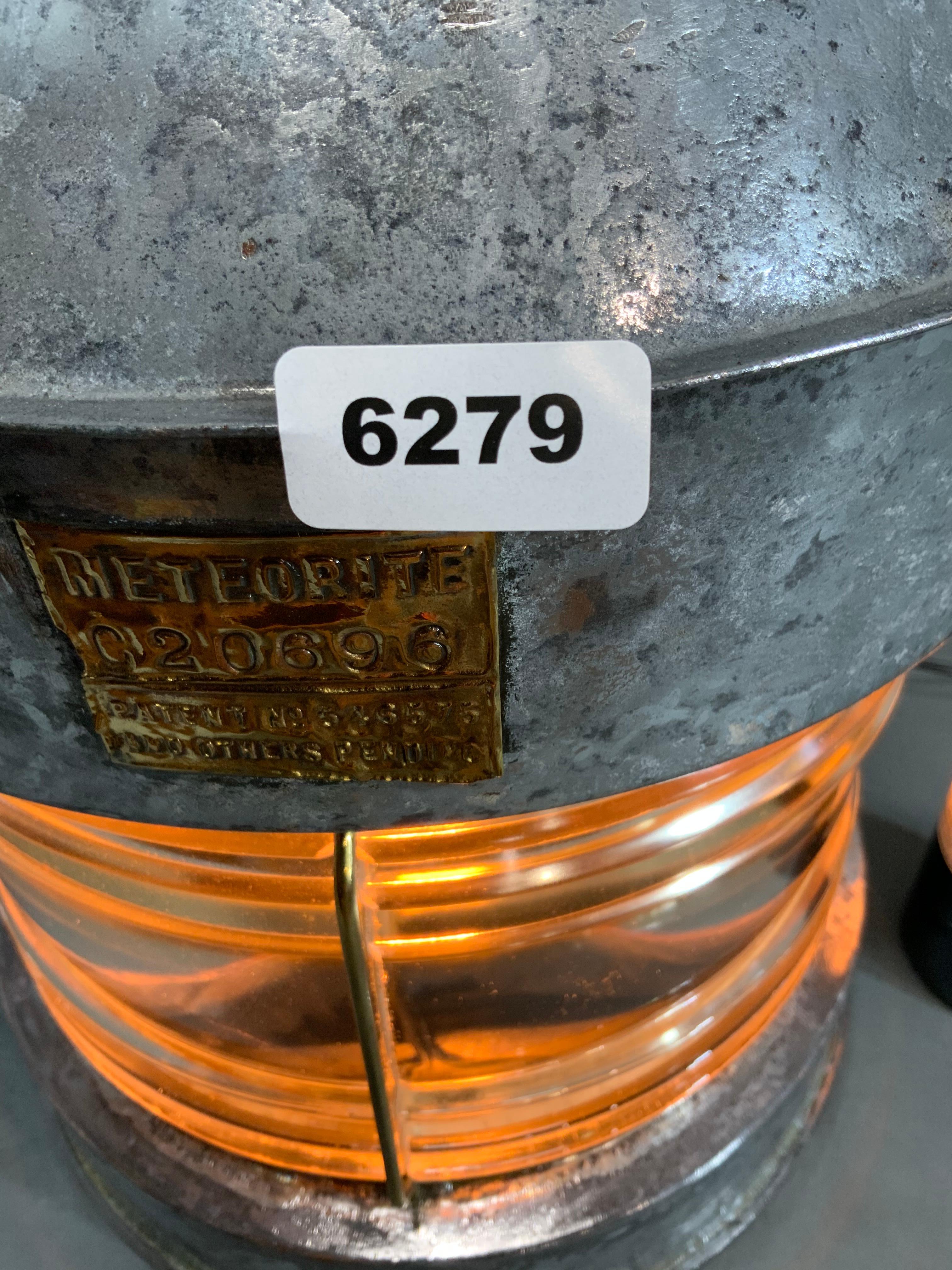 Lanterna a testa d'albero in acciaio lucido con lente di Fresnel di Meteorite 